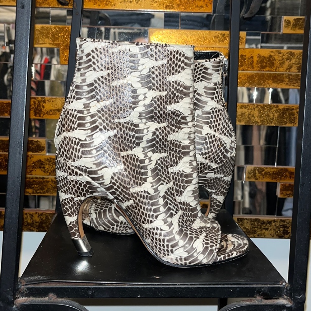 Bueatiful snakeskin givenchy boots